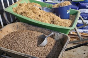 Bij Koe en Eiwit wordt er vooral ingezet op minder eiwitrijk krachtvoer en minder eiwit in de graskuil.