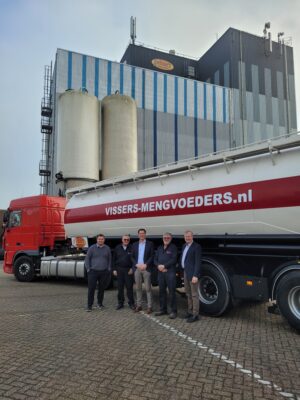 Directie AR met gebroeders Vissers voor een bulkauto op het terrein van Vissers Mengvoeders.