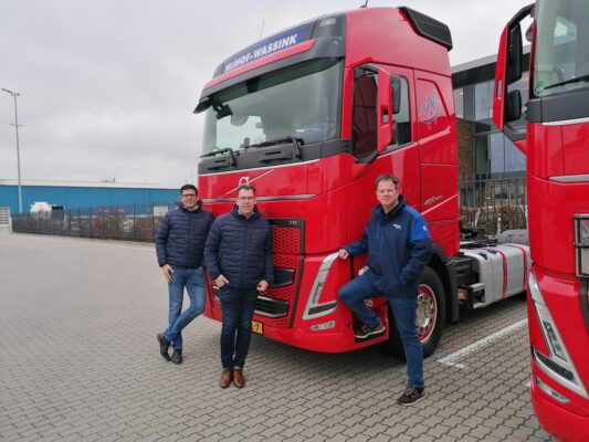 3 mannen voor een Volvo truck van Nijhof-Wassink