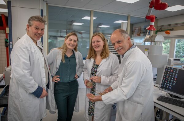 Medewerkers SFR en FeedValid in laboratorium van Schothorst Feed Research