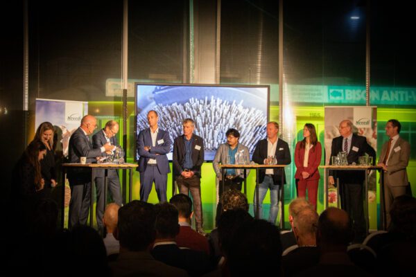 Sprekers op podium tijdens Nevedi-congres in Tramremise Den Haag