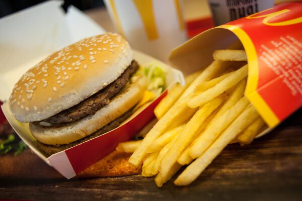 hamburger, brood en friet van McDonald's