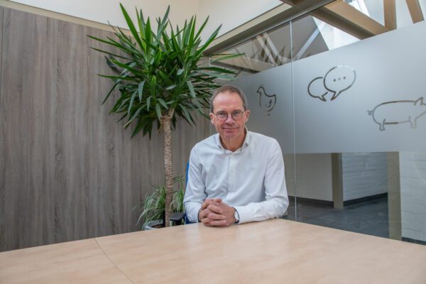 Jan Kamphof aan een tafel in een spreekkamer bij SFR in Lelystad.