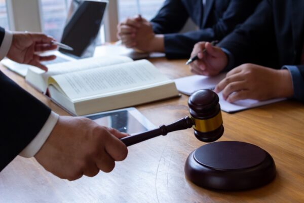 uitspraak van rechter in rechtszaal