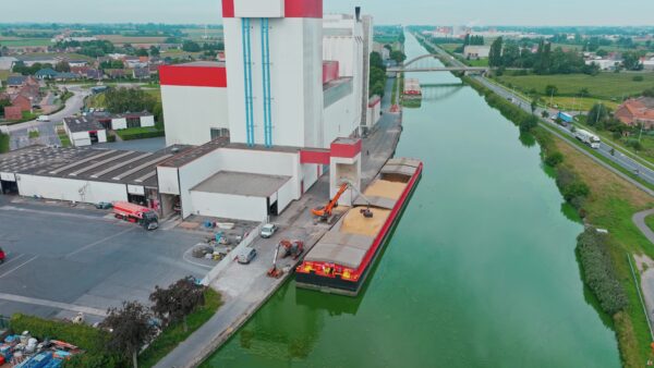 foto van diervoederfabriek aan het water in België