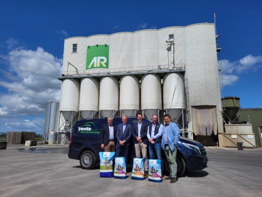 Directie-AgruniekRijnvallei-en-Kees-Naalden-en-Paul-Vente-van-Vente-Paardenvoeding-poseren-voor-paardenvoerfabriek-van-AR-