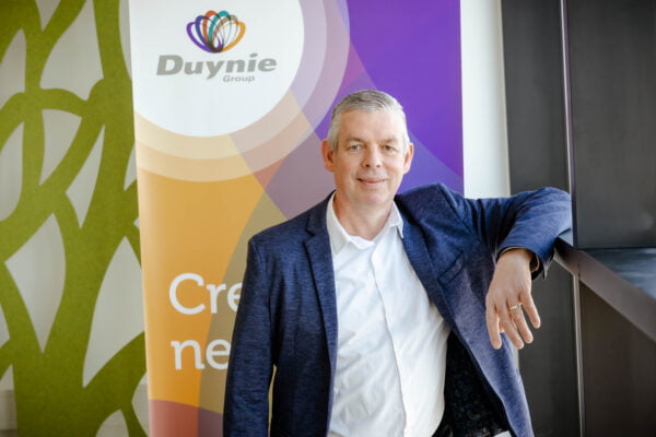 Derk van Manen bij een bord van Duynie