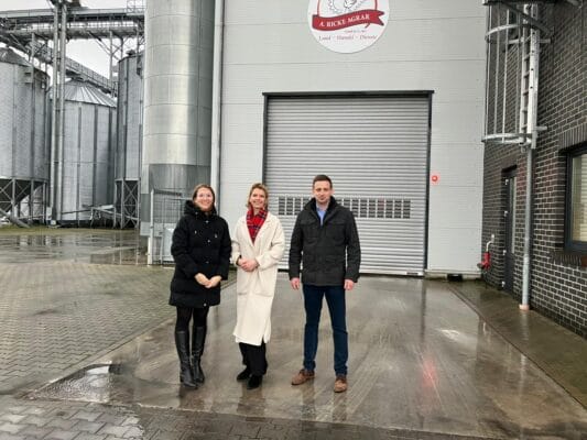 v.l.n.r. Kristina Harmeyer (HR officer ForFarmers), Judith Hofland (directeur Reudink), Christian Meyer-Grönloh (verkoopleider Reudink Duitsland).