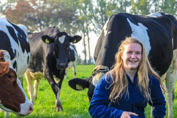 Sanne Harmelink buiten in het land tussen de koeien