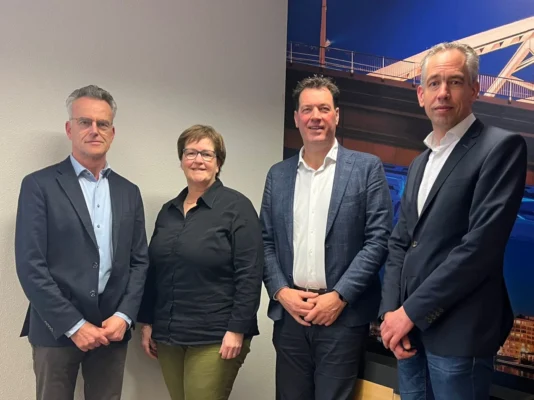 John Kusters (algemeen directeur P.G. Kusters), Silvia de Vree-Kusters (financieel directeur P.G. Kusters), Arjen van Nuland (algemeen directeur AR) en Richard ter Beek (algemeen manager AR Plant).