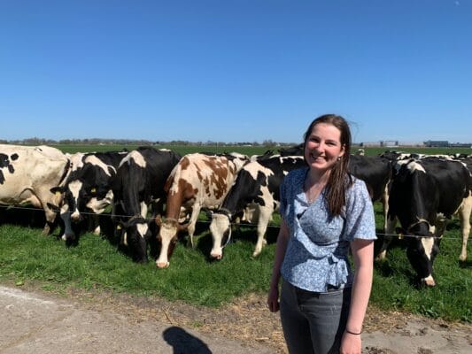Annika Rijlaarsdam bij een deel van de koeien van haar ouders