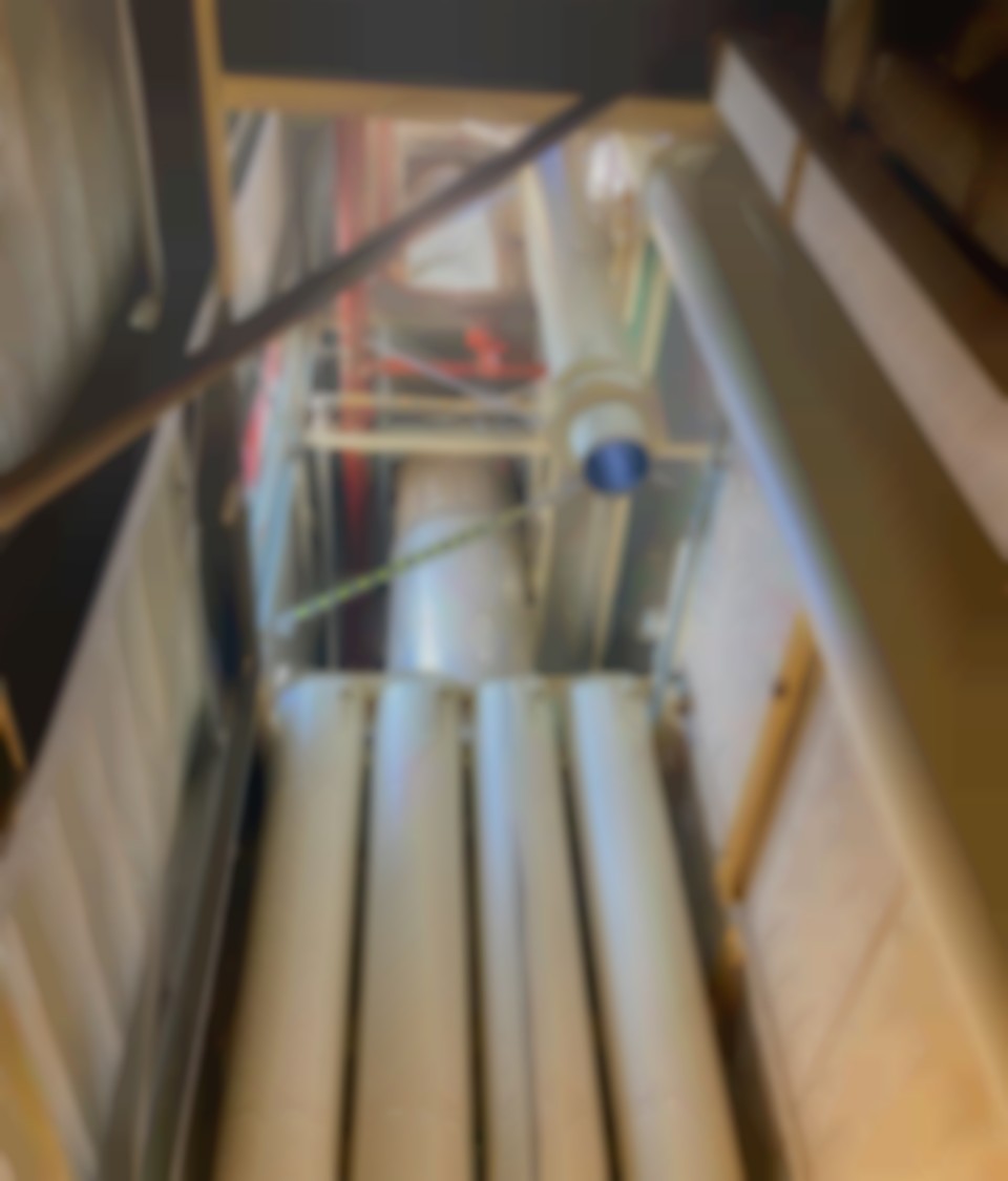 Ronde silo's worden ingehesen in fabriek Deventer ForFarmers.