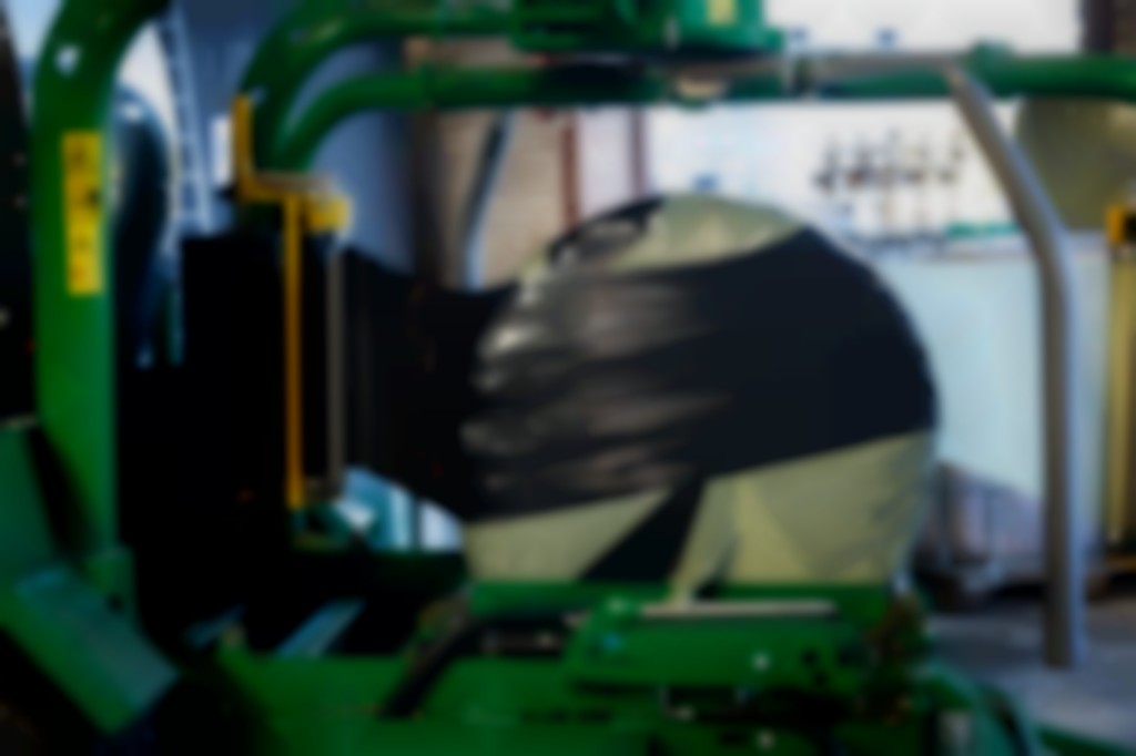 gewikkelde baal met ontsloten gras